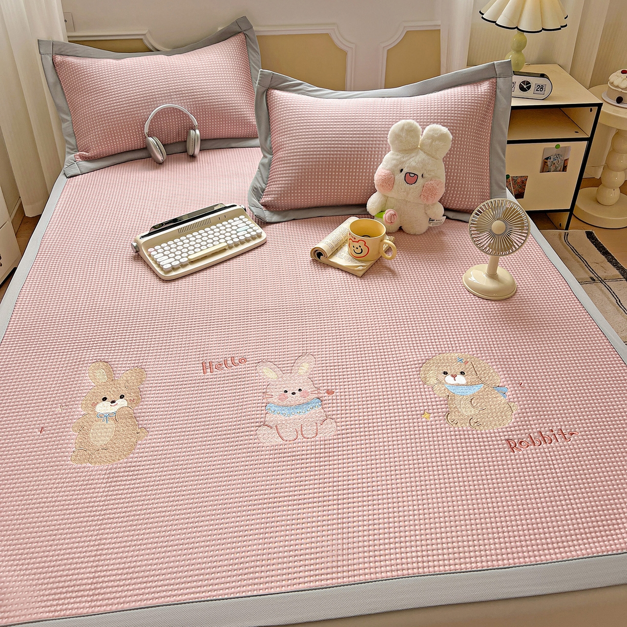 91家纺网 家纺一手货源 找家纺 慕尚家纺 2025新款冰豆豆带有乙纶刺绣凉席席子床席款 太棒了的兔-粉 床席款