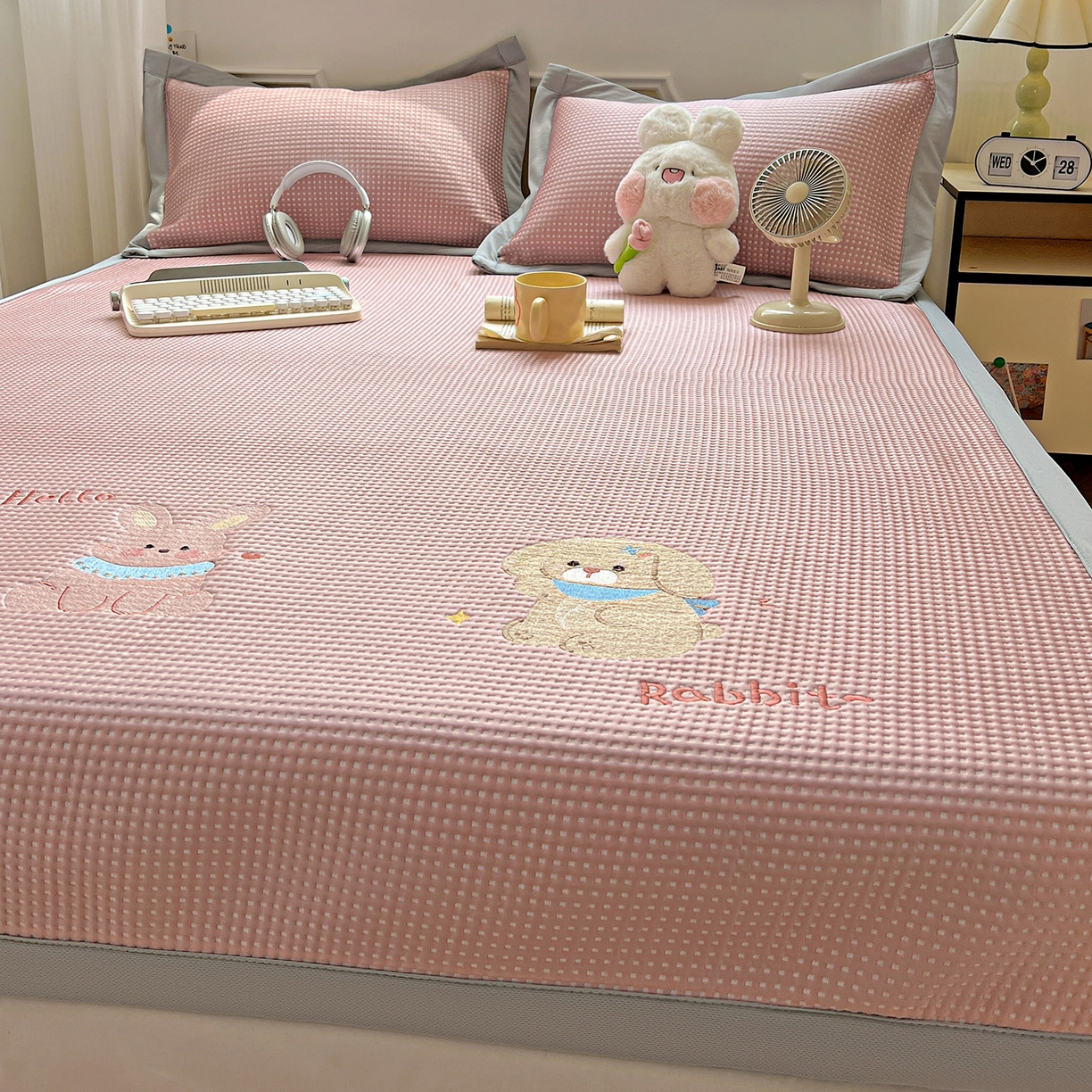 91家纺网 家纺一手货源 找家纺 慕尚家纺 2025新款冰豆豆带有乙纶刺绣凉席席子床席款 太棒了的兔-粉 床席款