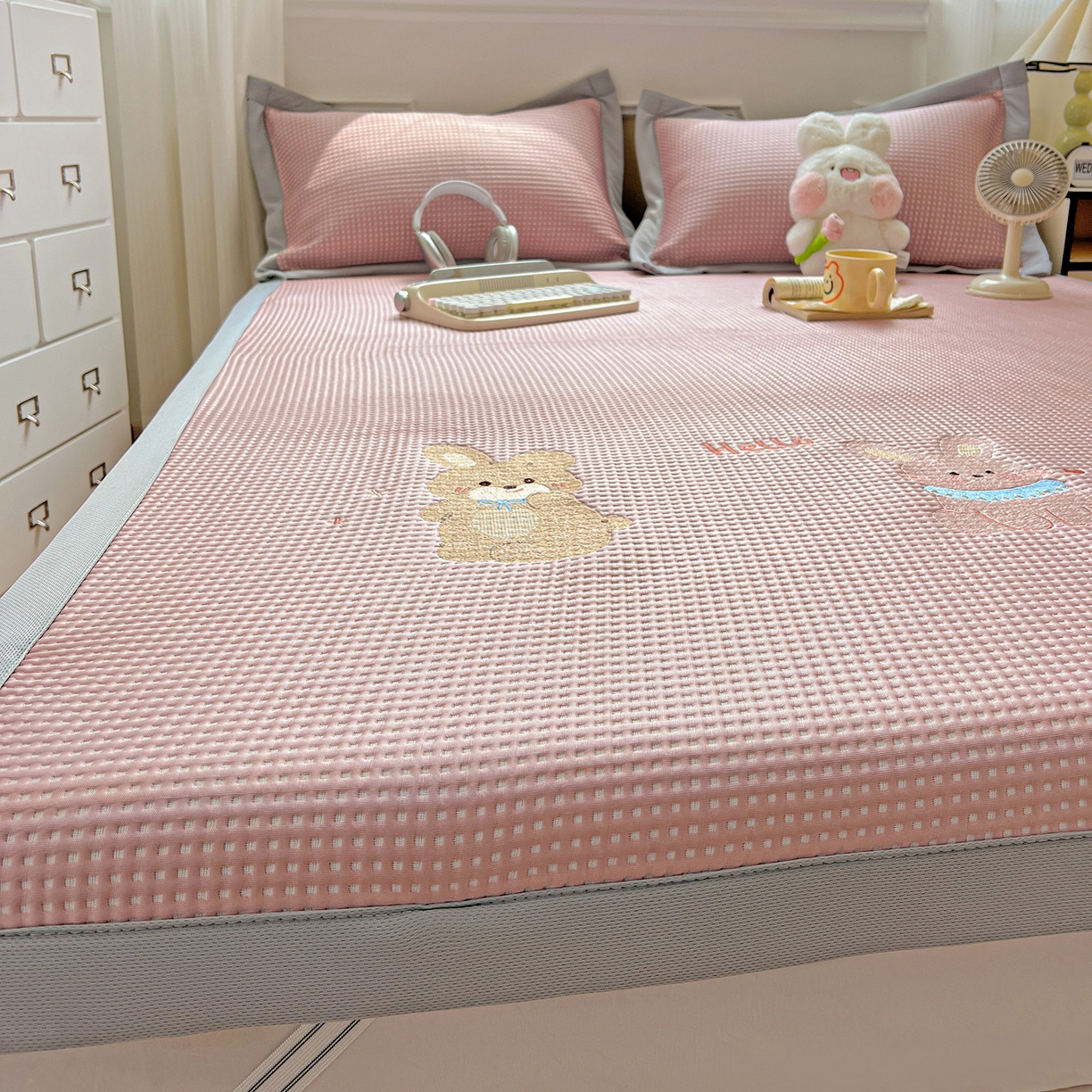 91家纺网 家纺一手货源 找家纺 慕尚家纺 2025新款冰豆豆带有乙纶刺绣凉席席子床席款 太棒了的兔-粉 床席款