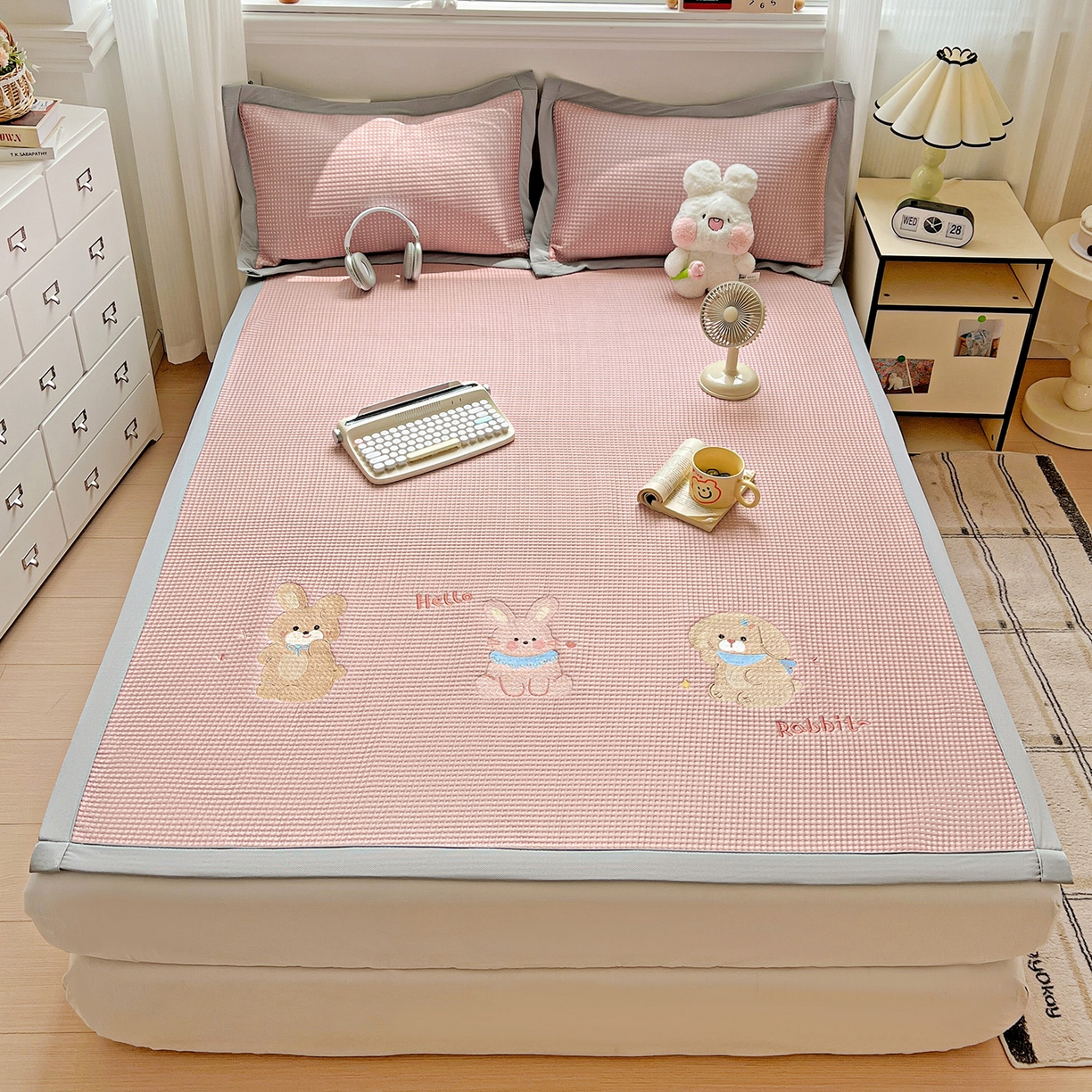 91家纺网 家纺一手货源 找家纺 慕尚家纺 2025新款冰豆豆带有乙纶刺绣凉席席子床席款 太棒了的兔-粉 床席款