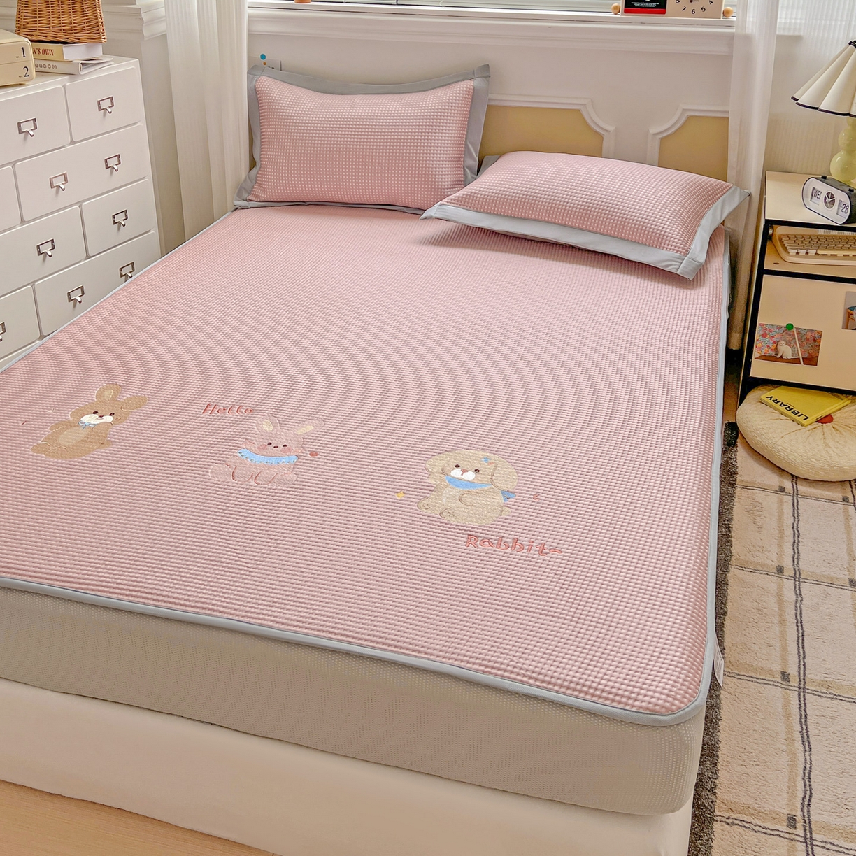 91家纺网 家纺一手货源 找家纺 慕尚家纺 2025新款冰豆豆带有乙纶刺绣凉席席子床笠款 太棒了的兔-粉 床笠款