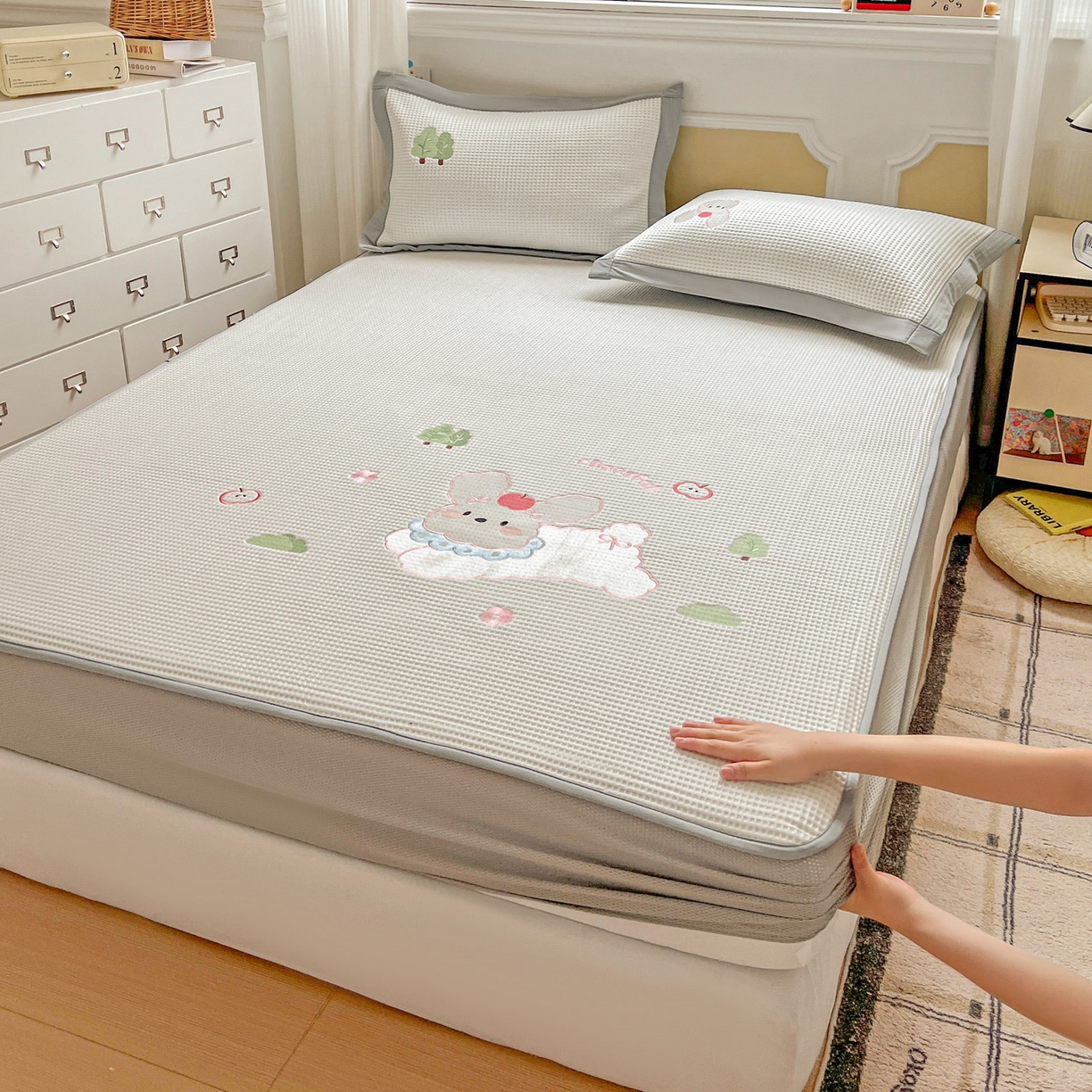 91家纺网 家纺一手货源 找家纺 （总）慕尚家纺 2025新款冰豆豆带有乙纶刺绣凉席席子床笠款