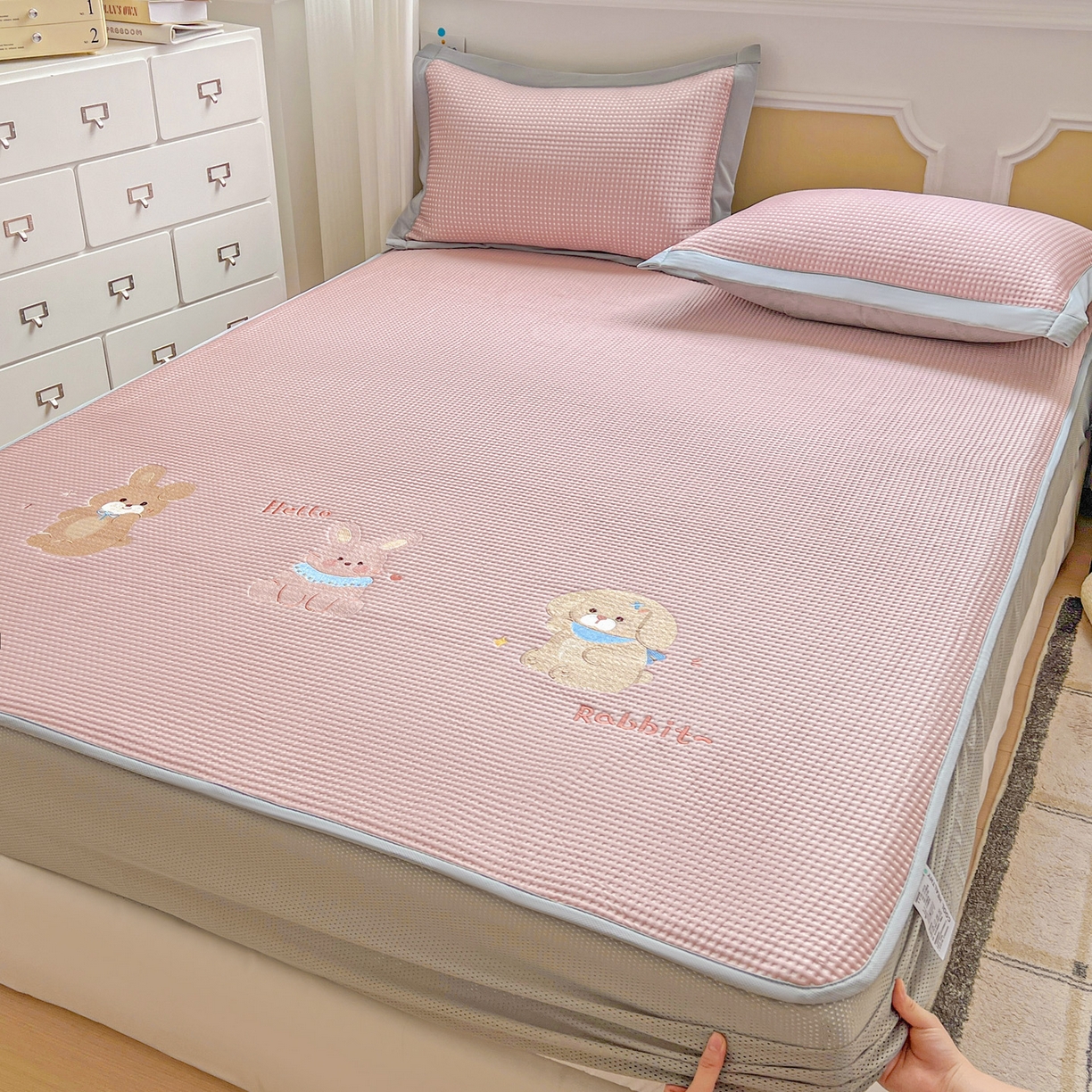 91家纺网 家纺一手货源 找家纺 慕尚家纺 2025新款冰豆豆带有乙纶刺绣凉席席子床笠款 太棒了的兔-粉 床笠款