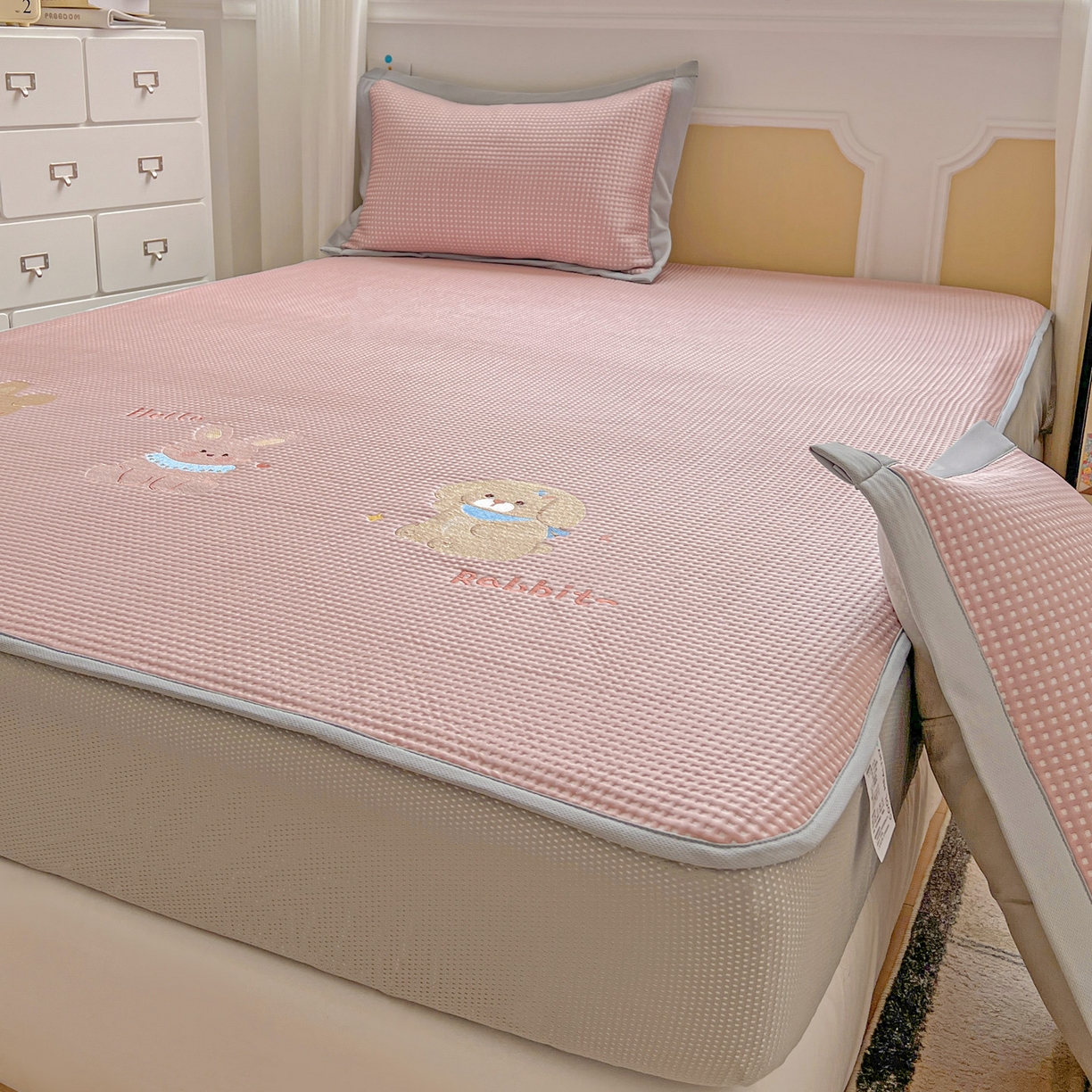 91家纺网 家纺一手货源 找家纺 慕尚家纺 2025新款冰豆豆带有乙纶刺绣凉席席子床笠款 太棒了的兔-粉 床笠款