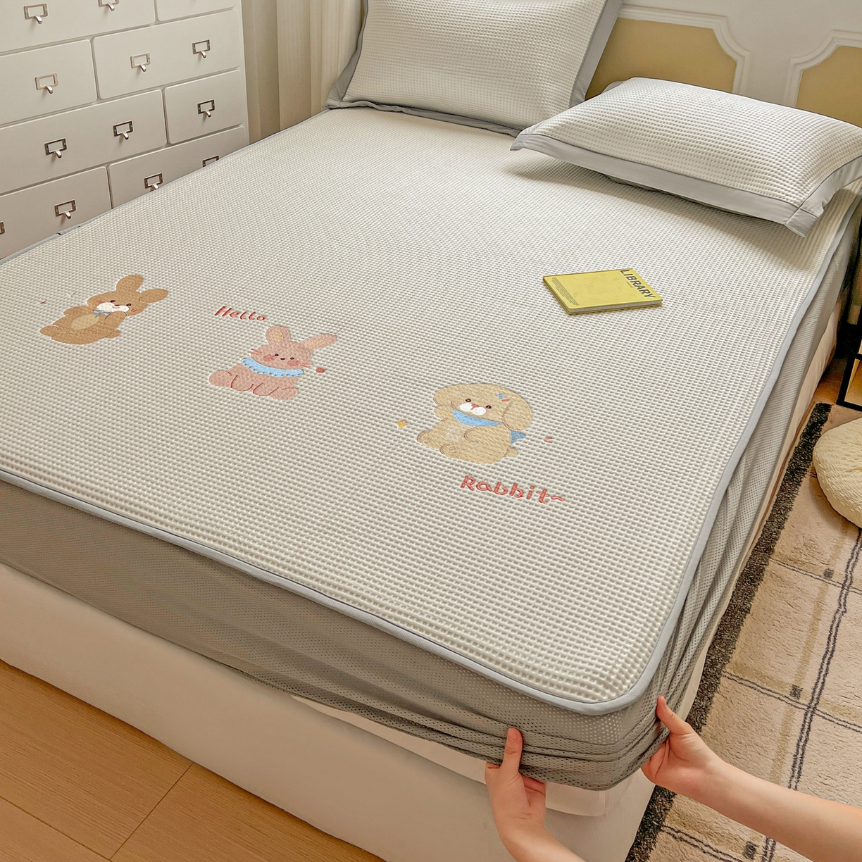 91家纺网 家纺一手货源 找家纺 慕尚家纺 2025新款冰豆豆带有乙纶刺绣凉席席子床笠款 太棒了的兔-白 床笠款