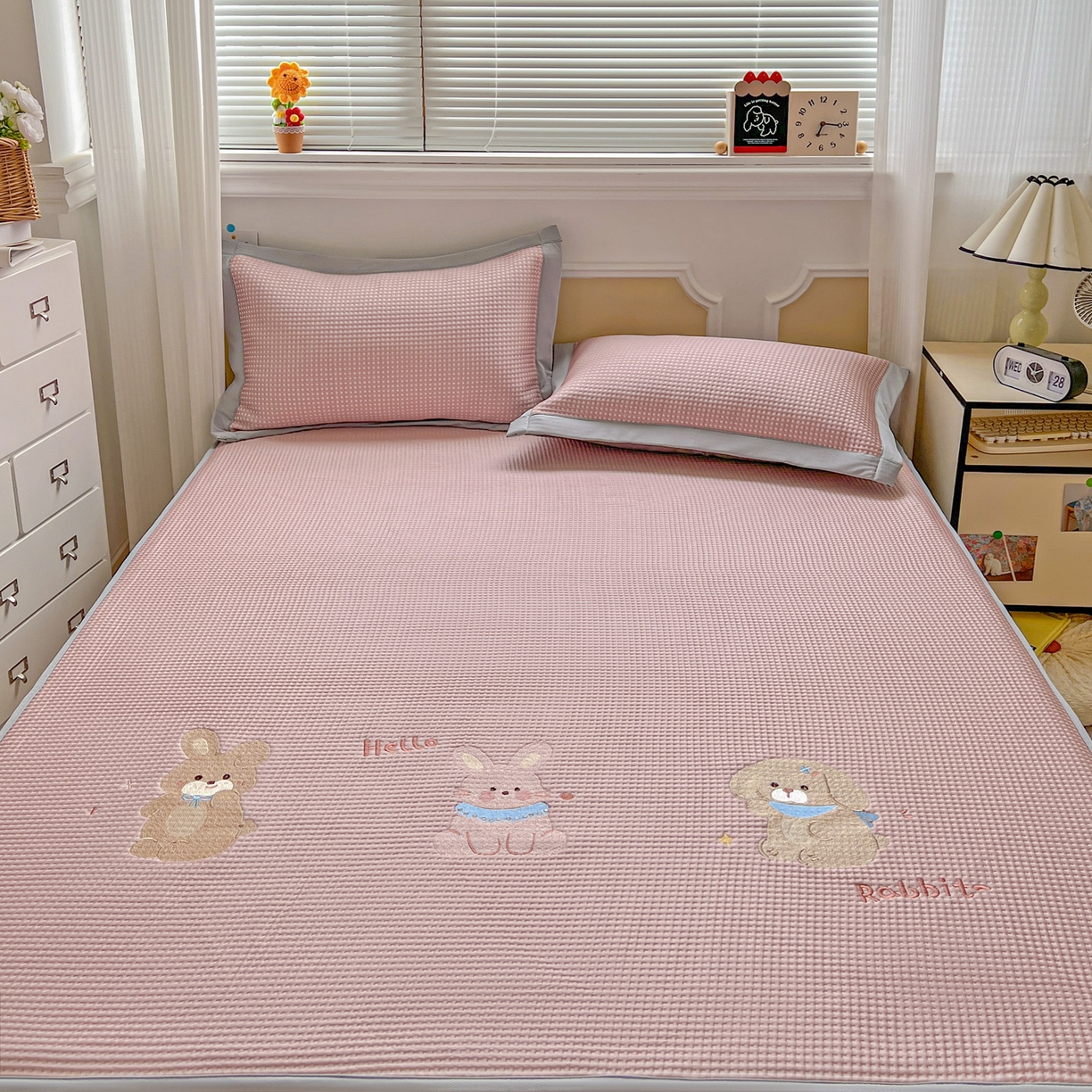 91家纺网 家纺一手货源 找家纺 慕尚家纺 2025新款冰豆豆带有乙纶刺绣凉席席子床笠款 太棒了的兔-粉 床笠款