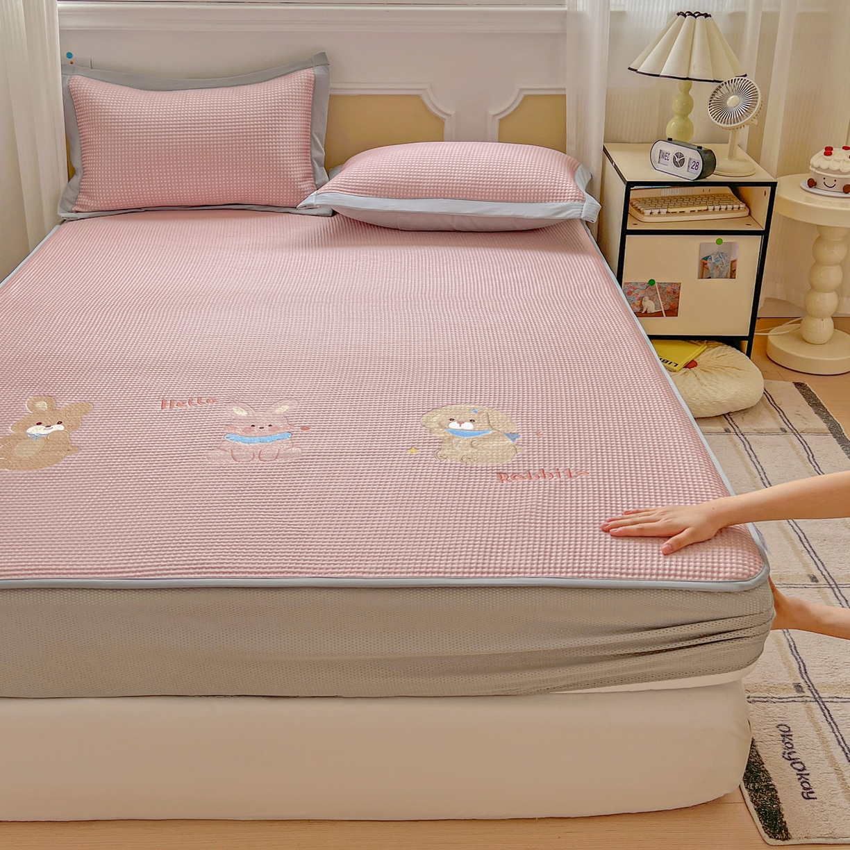 91家纺网 家纺一手货源 找家纺 慕尚家纺 2025新款冰豆豆带有乙纶刺绣凉席席子床笠款 太棒了的兔-粉 床笠款