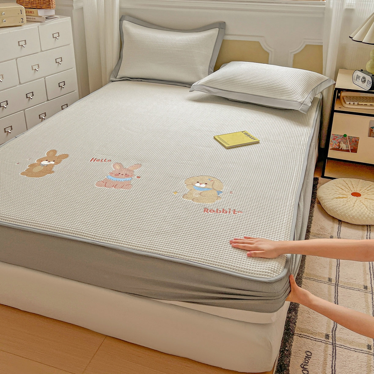 91家纺网 家纺一手货源 找家纺 （总）慕尚家纺 2025新款冰豆豆带有乙纶刺绣凉席席子床笠款