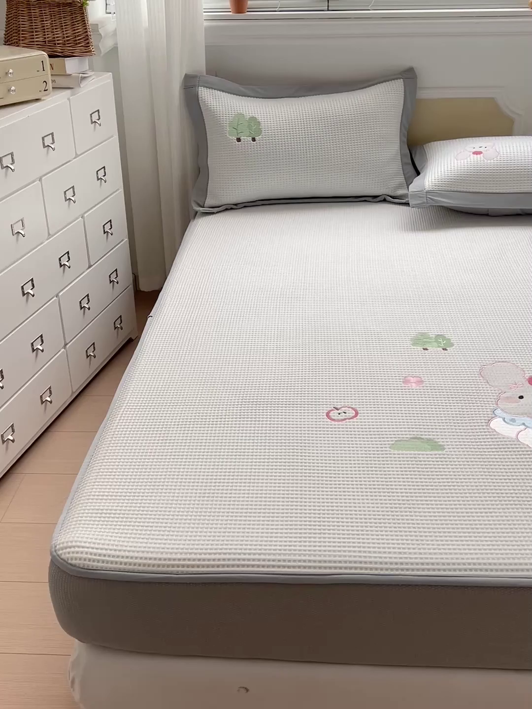 91家纺网 家纺一手货源 找家纺 慕尚家纺 2025新款冰豆豆带有乙纶刺绣凉席席子床笠款 小小可爱兔 床笠款