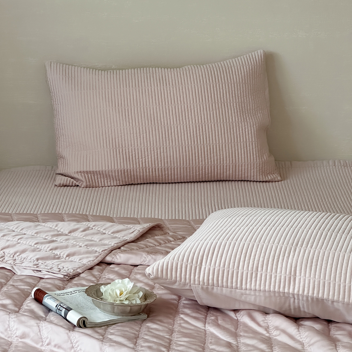 91家纺网 家纺一手货源 找家纺 汇庭 2025新款荷叶被自然床盖系列 荷叶粉（自然粉）