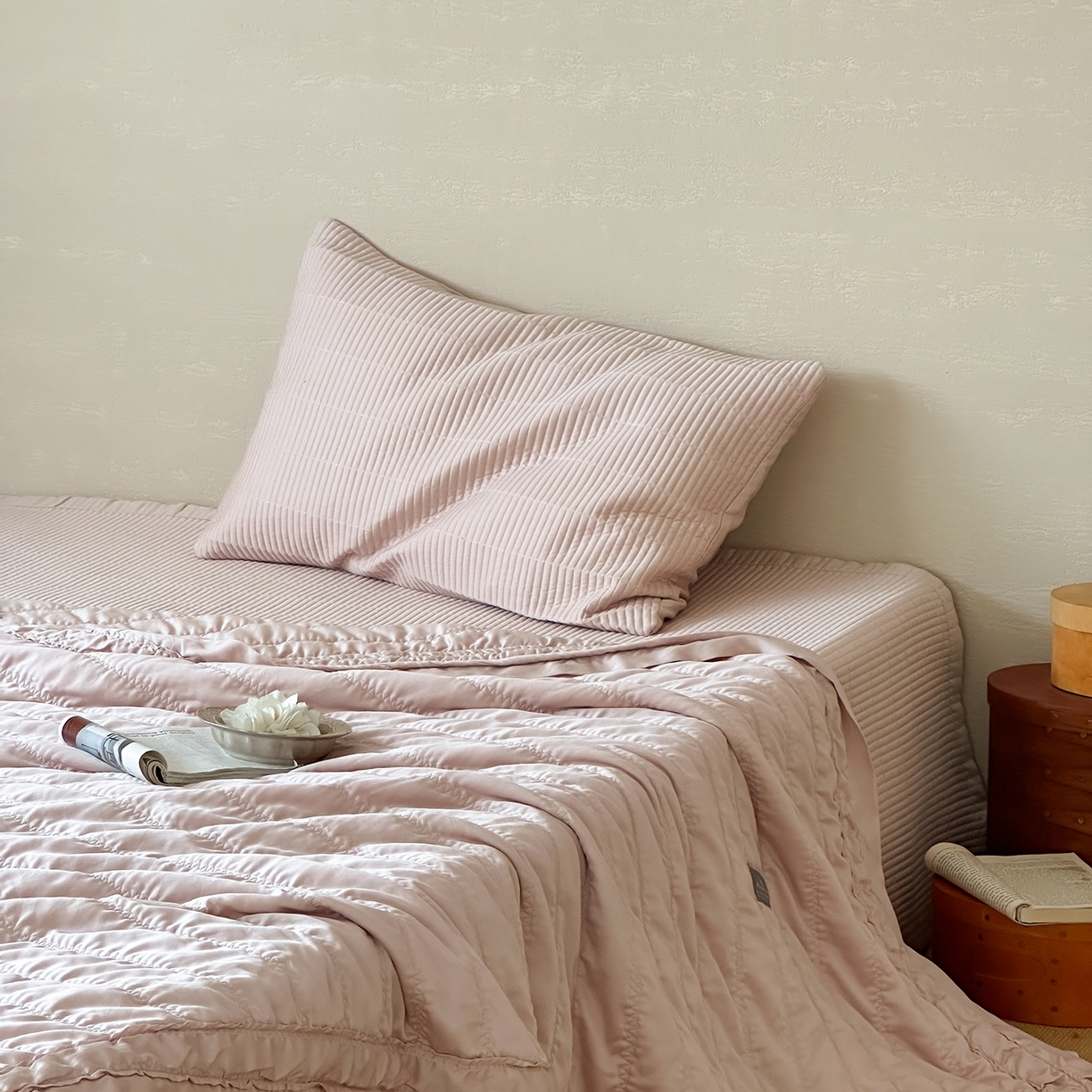 91家纺网 家纺一手货源 找家纺 汇庭 2025新款荷叶被自然床盖系列 荷叶粉（自然粉）