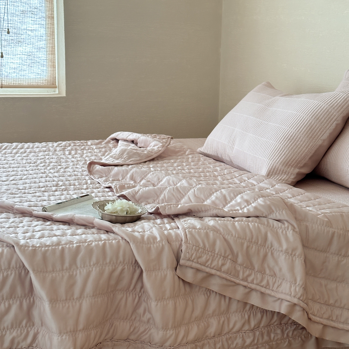 91家纺网 家纺一手货源 找家纺 汇庭 2025新款荷叶被自然床盖系列 荷叶粉（自然粉）