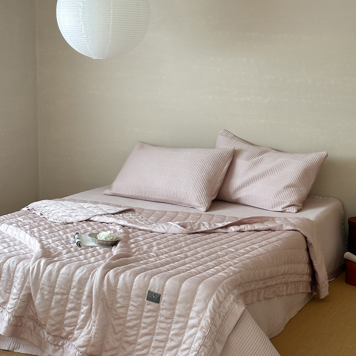 91家纺网 家纺一手货源 找家纺 汇庭 2025新款荷叶被自然床盖系列 荷叶粉（自然粉）