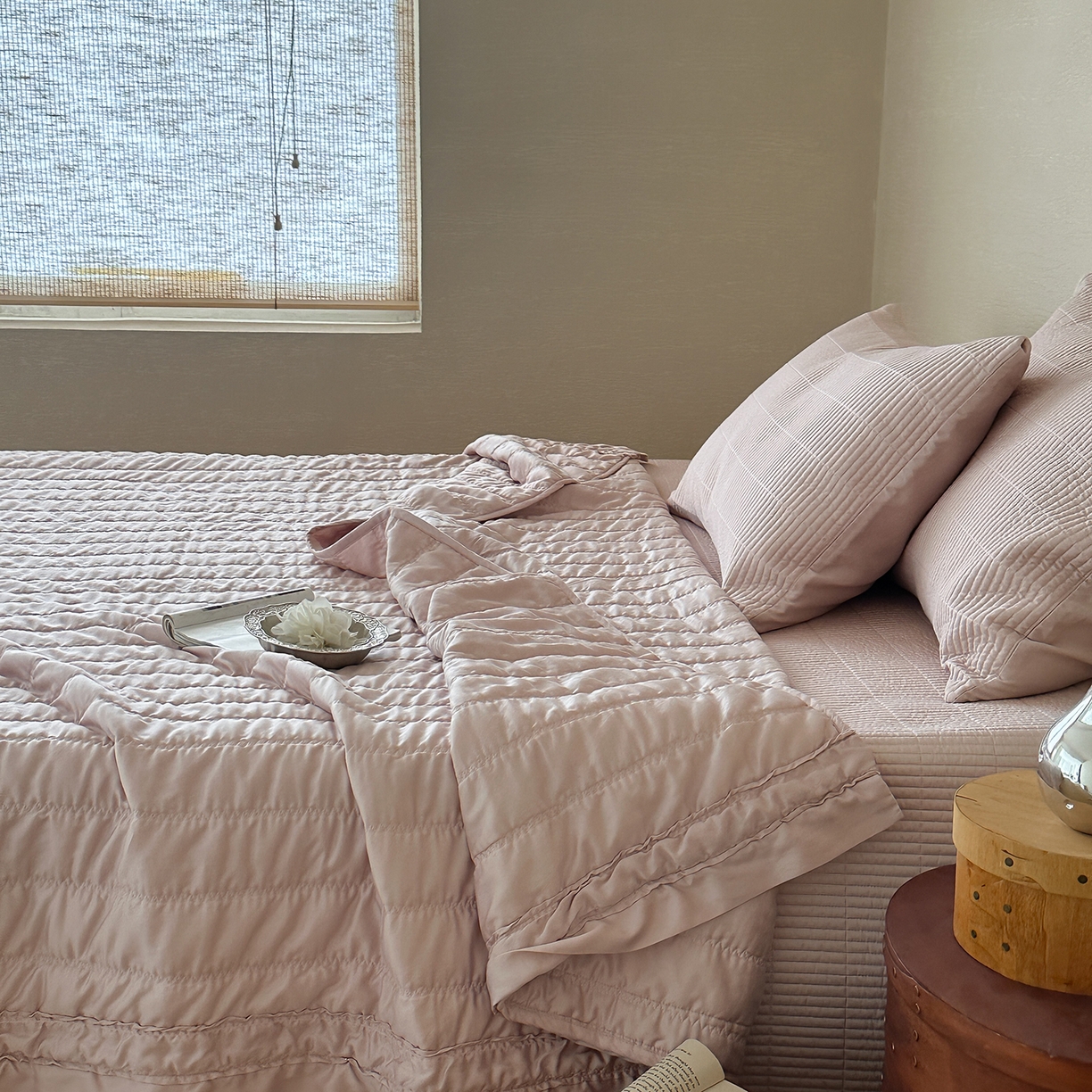 91家纺网 家纺一手货源 找家纺 汇庭 2025新款荷叶被自然床盖系列 荷叶粉（自然粉）