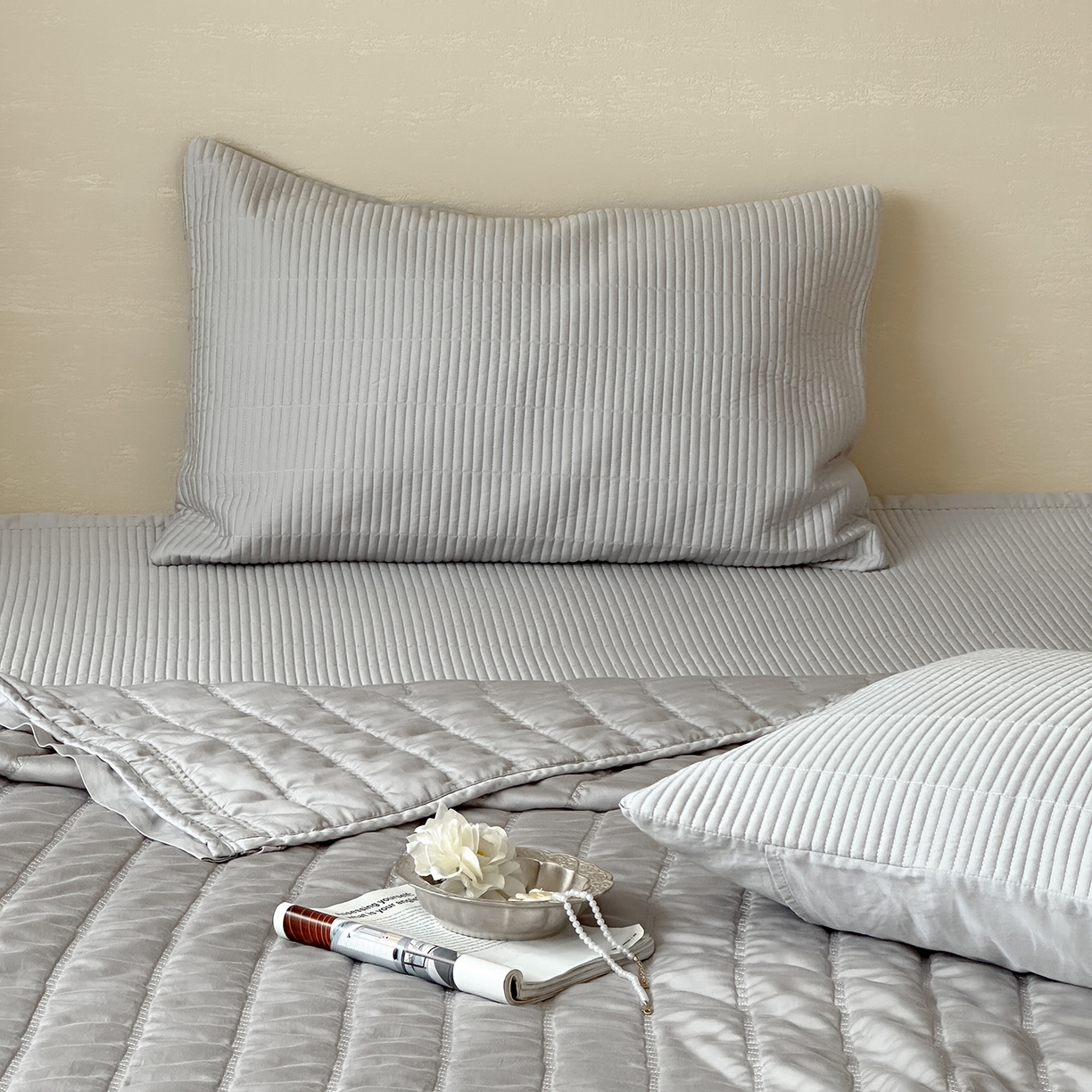 91家纺网 家纺一手货源 找家纺 汇庭 2025新款荷叶被自然床盖系列 荷叶灰（自然灰）