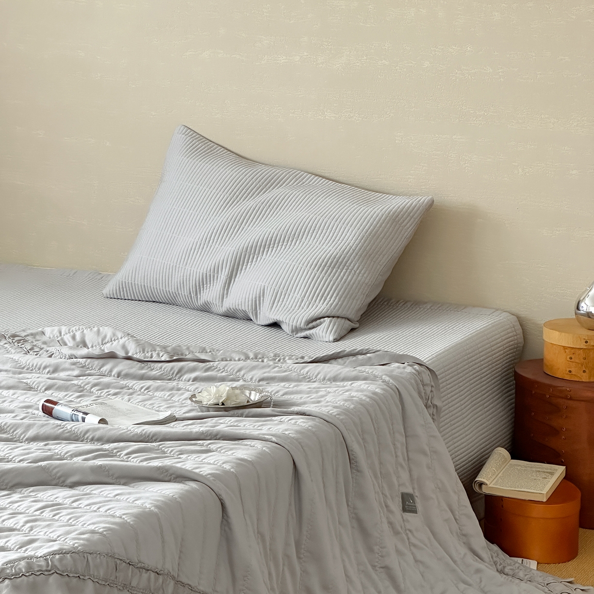 91家纺网 家纺一手货源 找家纺 汇庭 2025新款荷叶被自然床盖系列 荷叶灰（自然灰）