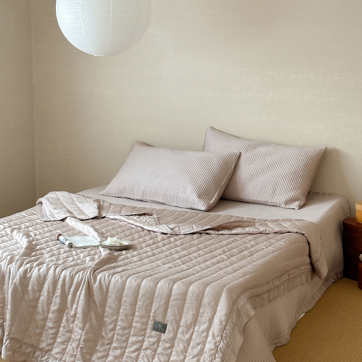 91家纺网 家纺一手货源 找家纺 汇庭 2025新款荷叶被自然床盖系列 荷叶咖（自然咖）