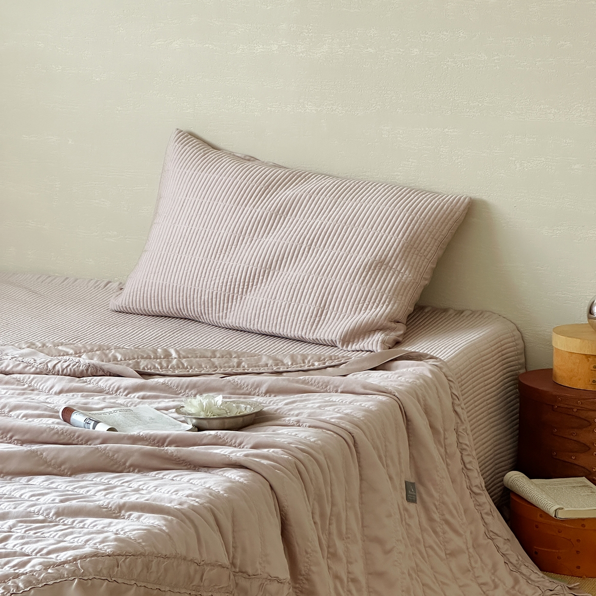 91家纺网 家纺一手货源 找家纺 汇庭 2025新款荷叶被自然床盖系列 荷叶咖（自然咖）