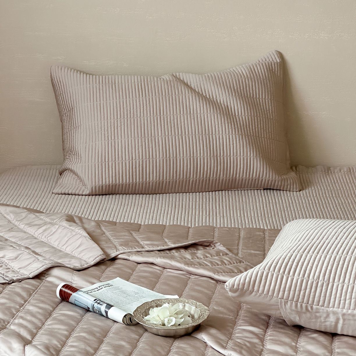 91家纺网 家纺一手货源 找家纺 汇庭 2025新款荷叶被自然床盖系列 荷叶咖（自然咖）