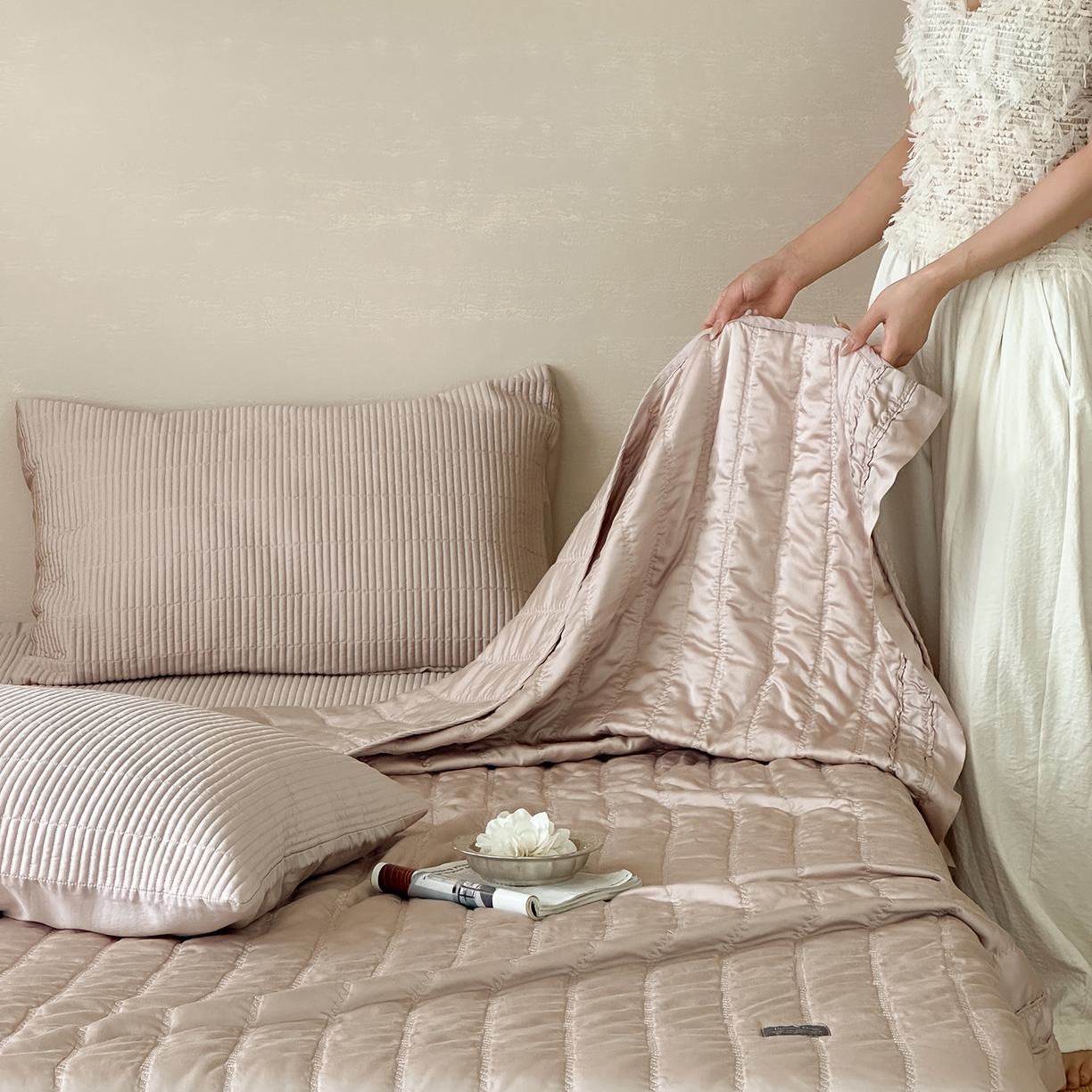 91家纺网 家纺一手货源 找家纺 汇庭 2025新款荷叶被自然床盖系列 荷叶咖（自然咖）