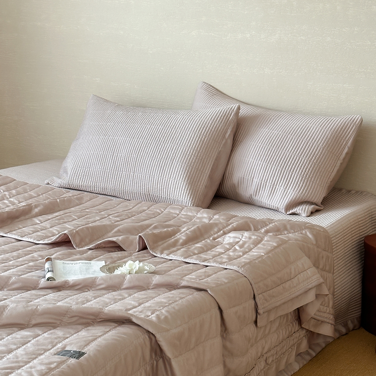 91家纺网 家纺一手货源 找家纺 汇庭 2025新款荷叶被自然床盖系列 荷叶咖（自然咖）