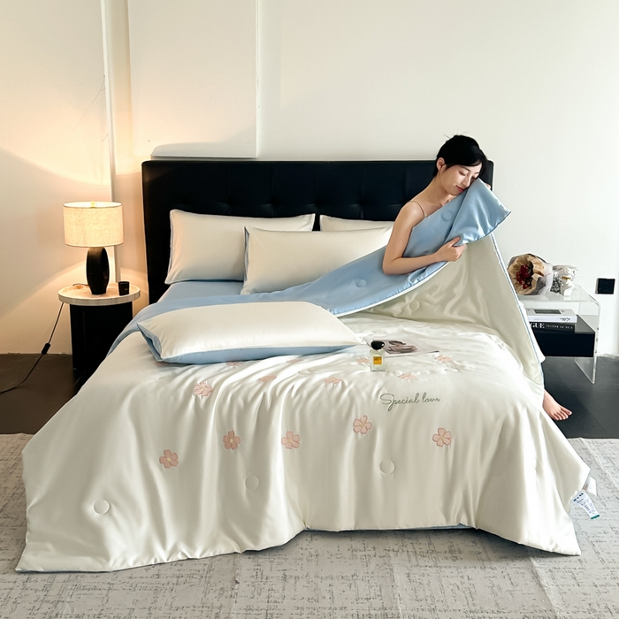 91家纺网 家纺一手货源 找家纺 悦织湾家纺 2025春夏新款水洗冰丝夏被四件套满绣系列 花朵-奶白蓝