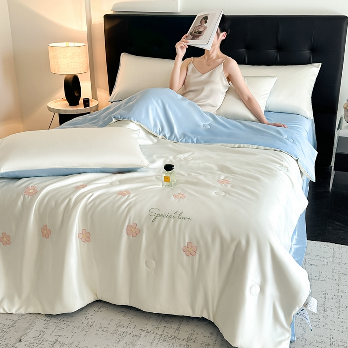 91家纺网 家纺一手货源 找家纺 悦织湾家纺 2025春夏新款水洗冰丝夏被四件套满绣系列 花朵-奶白蓝