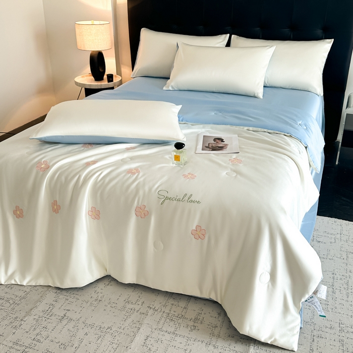 91家纺网 家纺一手货源 找家纺 悦织湾家纺 2025春夏新款水洗冰丝夏被四件套满绣系列 花朵-奶白蓝