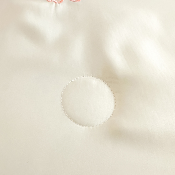 91家纺网 家纺一手货源 找家纺 悦织湾家纺 2025春夏新款水洗冰丝夏被四件套满绣系列 花朵-奶白蓝