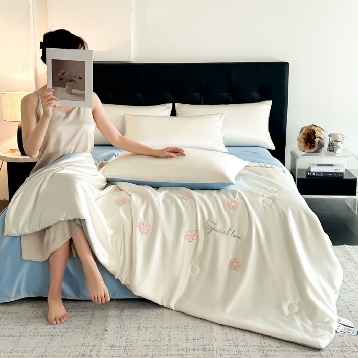 91家纺网 家纺一手货源 找家纺 悦织湾家纺 2025春夏新款水洗冰丝夏被四件套满绣系列 花朵-奶白蓝