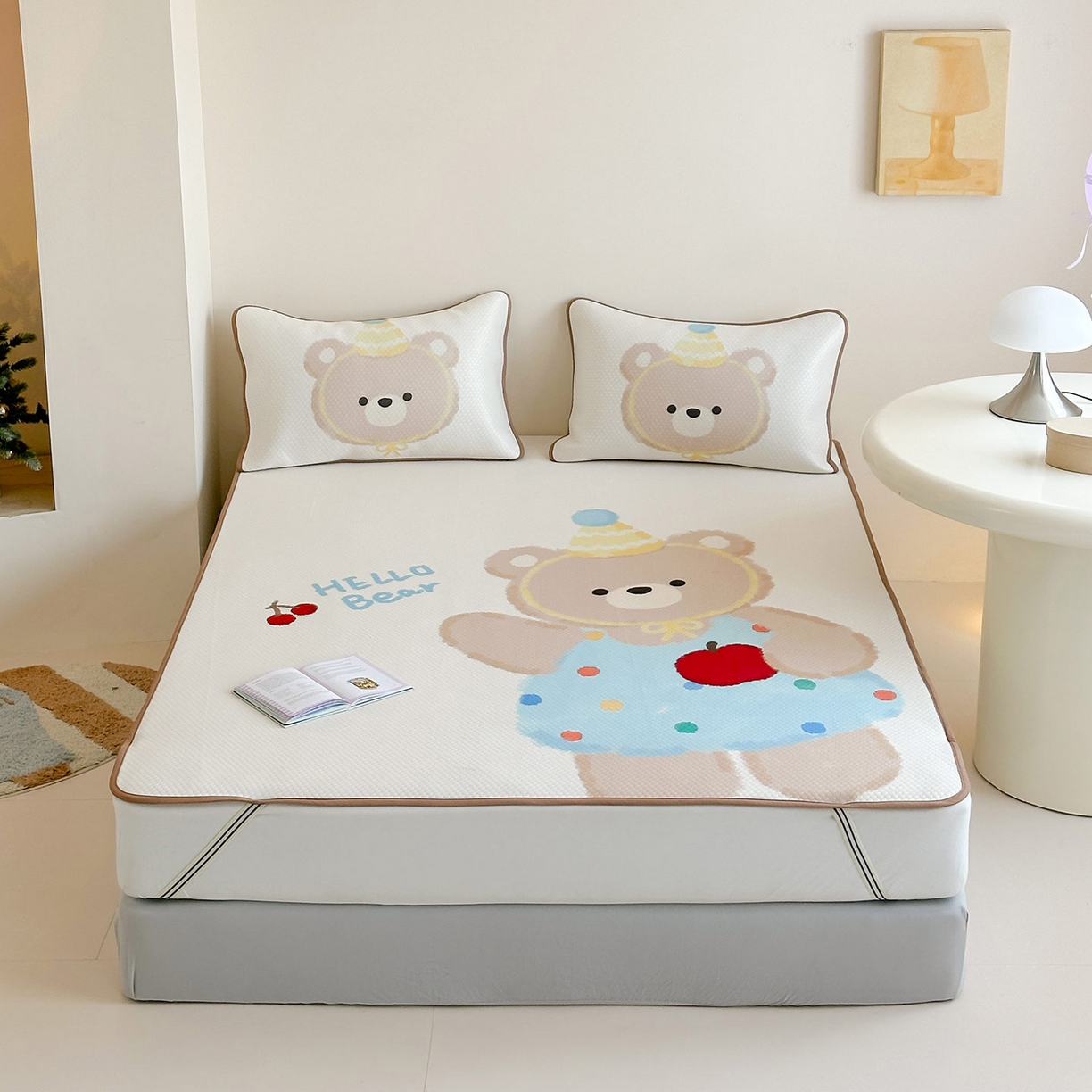 91家纺网 家纺一手货源 找家纺 RYB红黄兰 2025新款ins设计师原创A类数码大版卡通印花冰豆豆席凉席席子 奶油苹果熊