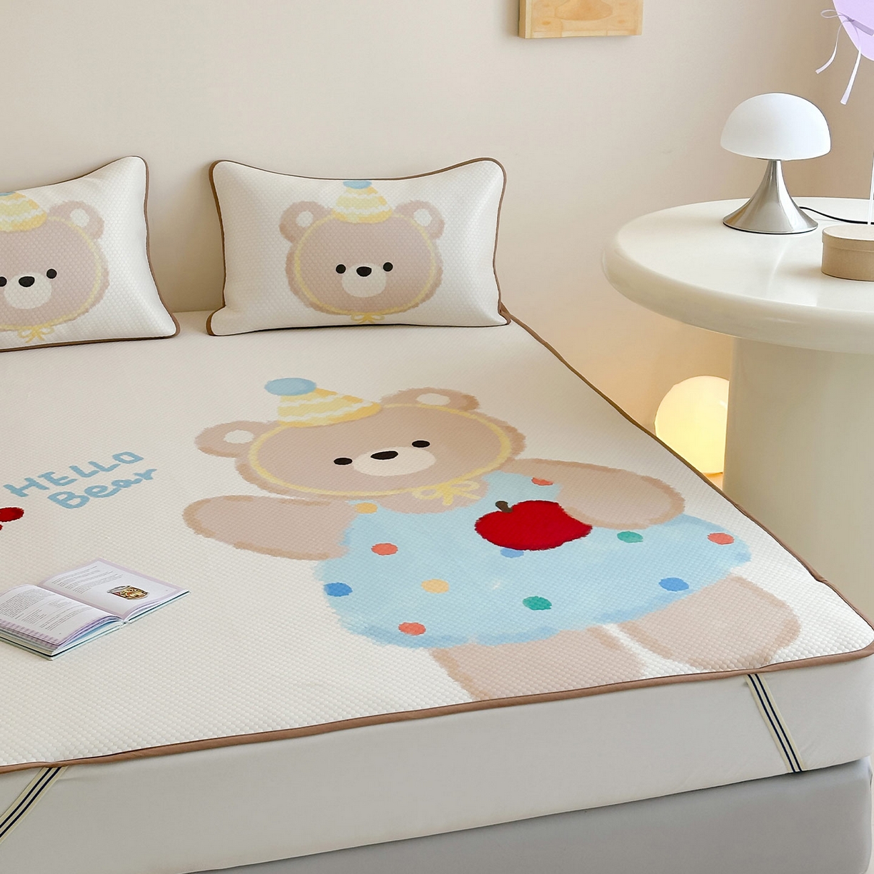 91家纺网 家纺一手货源 找家纺 RYB红黄兰 2025新款ins设计师原创A类数码大版卡通印花冰豆豆席凉席席子 奶油苹果熊