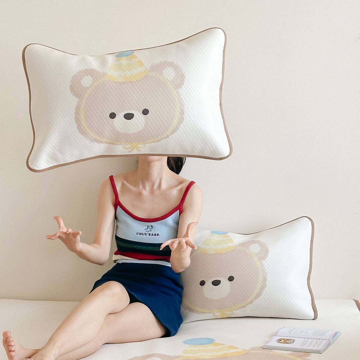 91家纺网 家纺一手货源 找家纺 RYB红黄兰 2025新款ins设计师原创A类数码大版卡通印花冰豆豆席凉席席子 奶油苹果熊