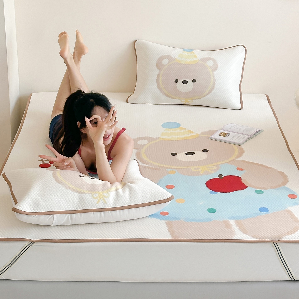 91家纺网 家纺一手货源 找家纺 RYB红黄兰 2025新款ins设计师原创A类数码大版卡通印花冰豆豆席凉席席子 奶油苹果熊