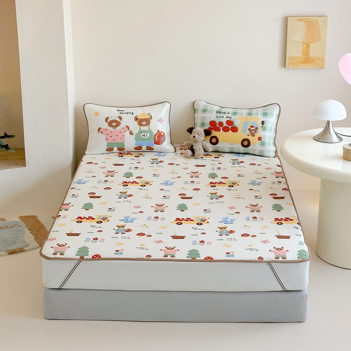 91家纺网 家纺一手货源 找家纺 RYB红黄兰 2025新款ins设计师原创A类数码大版卡通印花冰豆豆席凉席席子 小熊果园