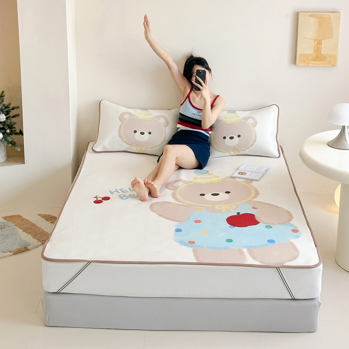 91家纺网 家纺一手货源 找家纺 RYB红黄兰 2025新款ins设计师原创A类数码大版卡通印花冰豆豆席凉席席子 奶油苹果熊