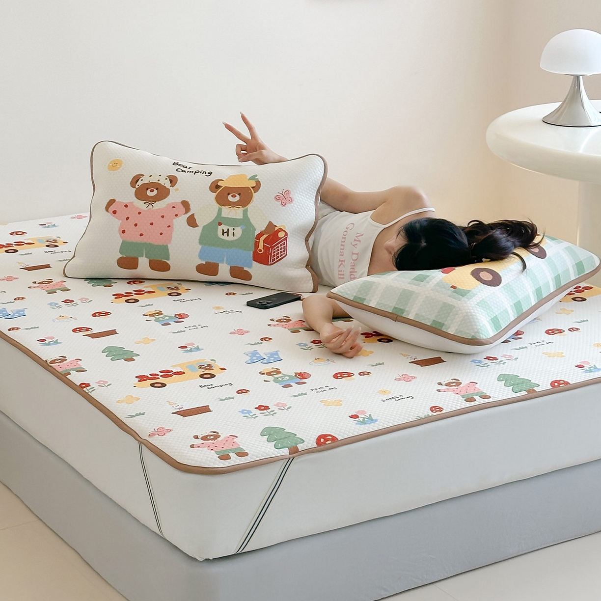 91家纺网 家纺一手货源 找家纺 RYB红黄兰 2025新款ins设计师原创A类数码大版卡通印花冰豆豆席凉席席子 小熊果园