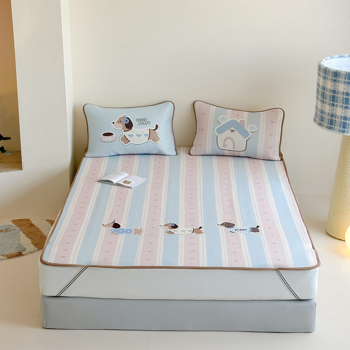 91家纺网 家纺一手货源 找家纺 RYB红黄兰 2025新款ins设计师原创A类数码大版卡通印花冰豆豆席凉席席子 甜心腊肠狗