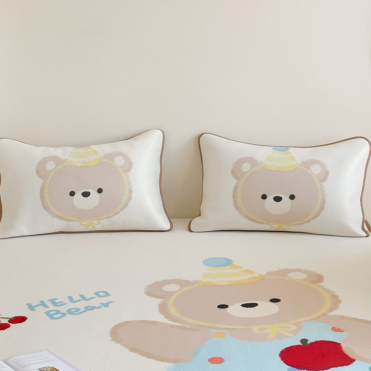 91家纺网 家纺一手货源 找家纺 RYB红黄兰 2025新款ins设计师原创A类数码大版卡通印花冰豆豆席凉席席子 奶油苹果熊