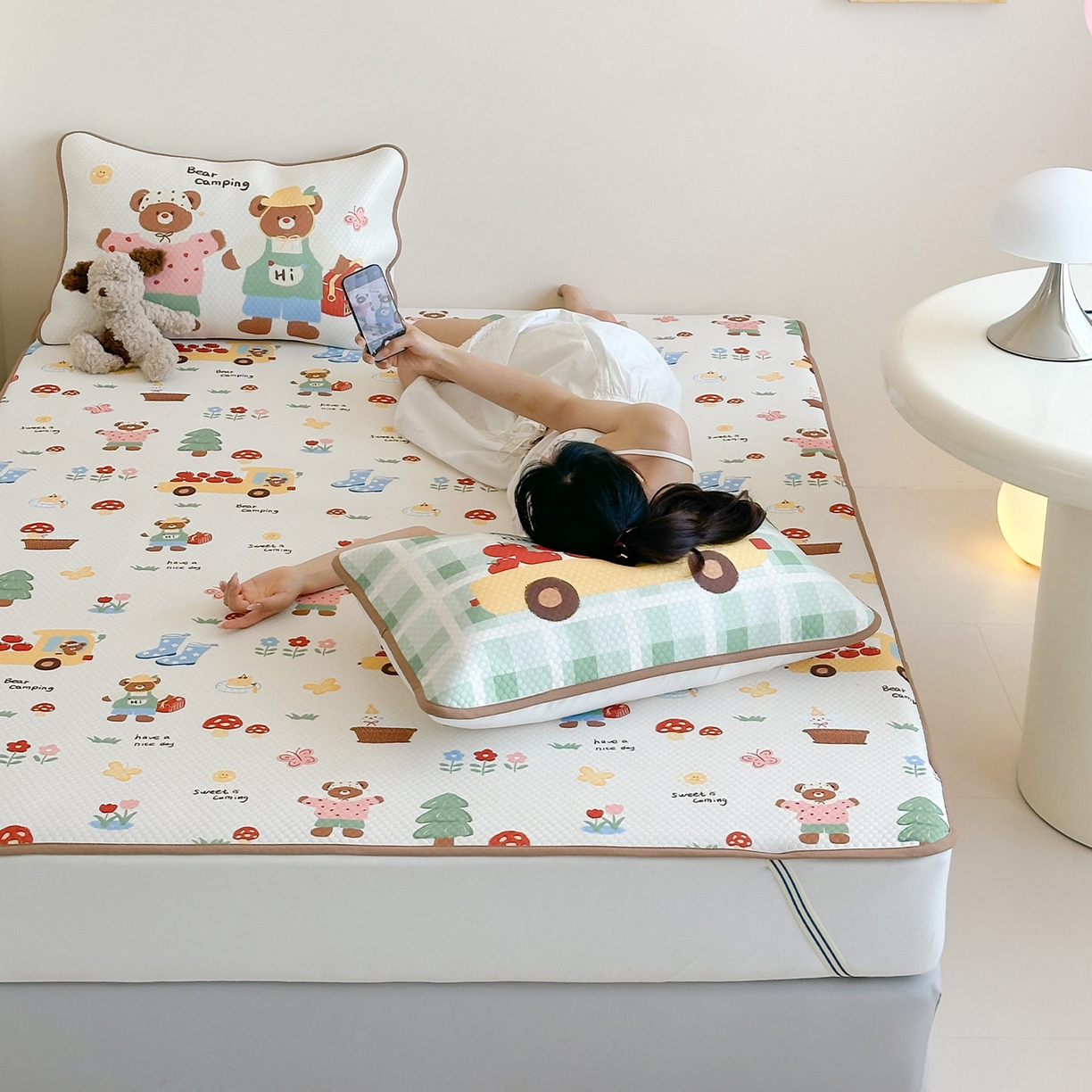 91家纺网 家纺一手货源 找家纺 RYB红黄兰 2025新款ins设计师原创A类数码大版卡通印花冰豆豆席凉席席子 小熊果园