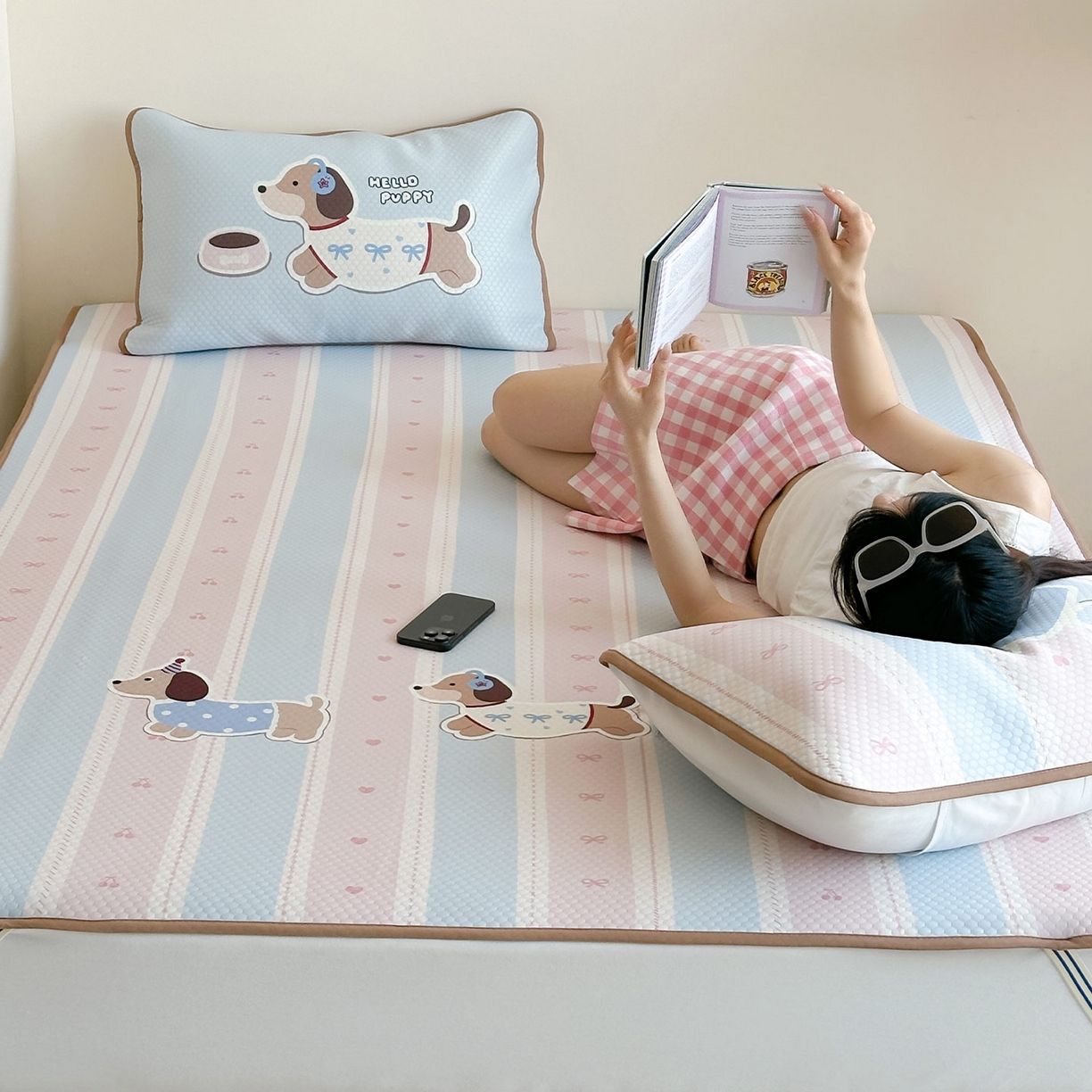 91家纺网 家纺一手货源 找家纺 RYB红黄兰 2025新款ins设计师原创A类数码大版卡通印花冰豆豆席凉席席子 甜心腊肠狗