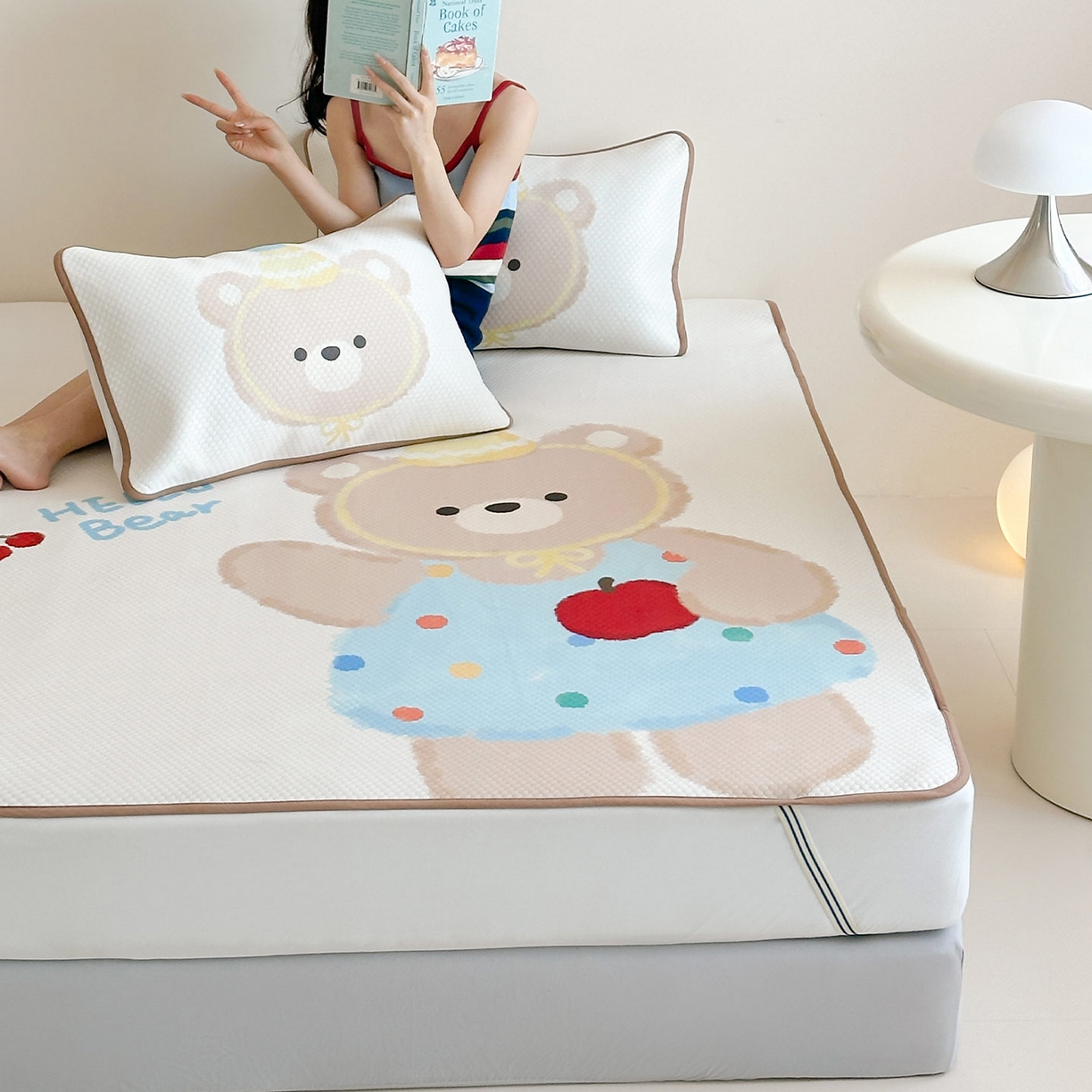 91家纺网 家纺一手货源 找家纺 RYB红黄兰 2025新款ins设计师原创A类数码大版卡通印花冰豆豆席凉席席子 奶油苹果熊