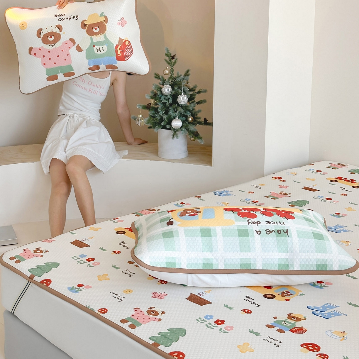 91家纺网 家纺一手货源 找家纺 RYB红黄兰 2025新款ins设计师原创A类数码大版卡通印花冰豆豆席凉席席子 小熊果园