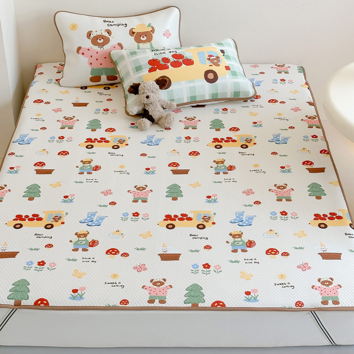 91家纺网 家纺一手货源 找家纺 RYB红黄兰 2025新款ins设计师原创A类数码大版卡通印花冰豆豆席凉席席子 小熊果园