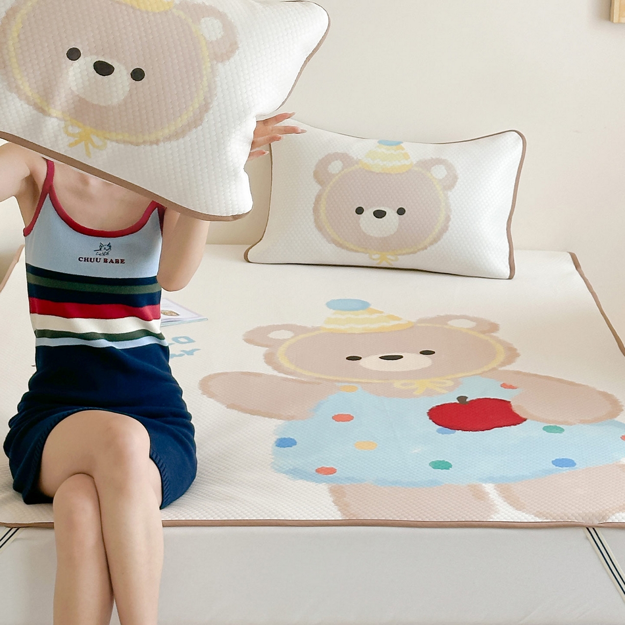 91家纺网 家纺一手货源 找家纺 RYB红黄兰 2025新款ins设计师原创A类数码大版卡通印花冰豆豆席凉席席子 奶油苹果熊