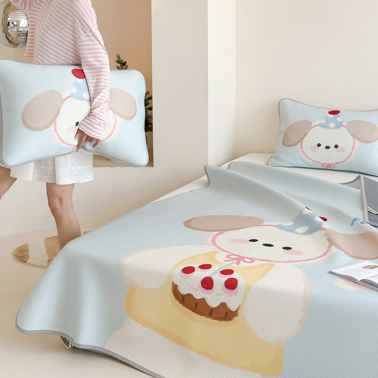 91家纺网 家纺一手货源 找家纺 RYB红黄兰 2025新款ins设计师原创A类数码大版卡通印花冰豆豆席凉席席子 蛋糕小狗