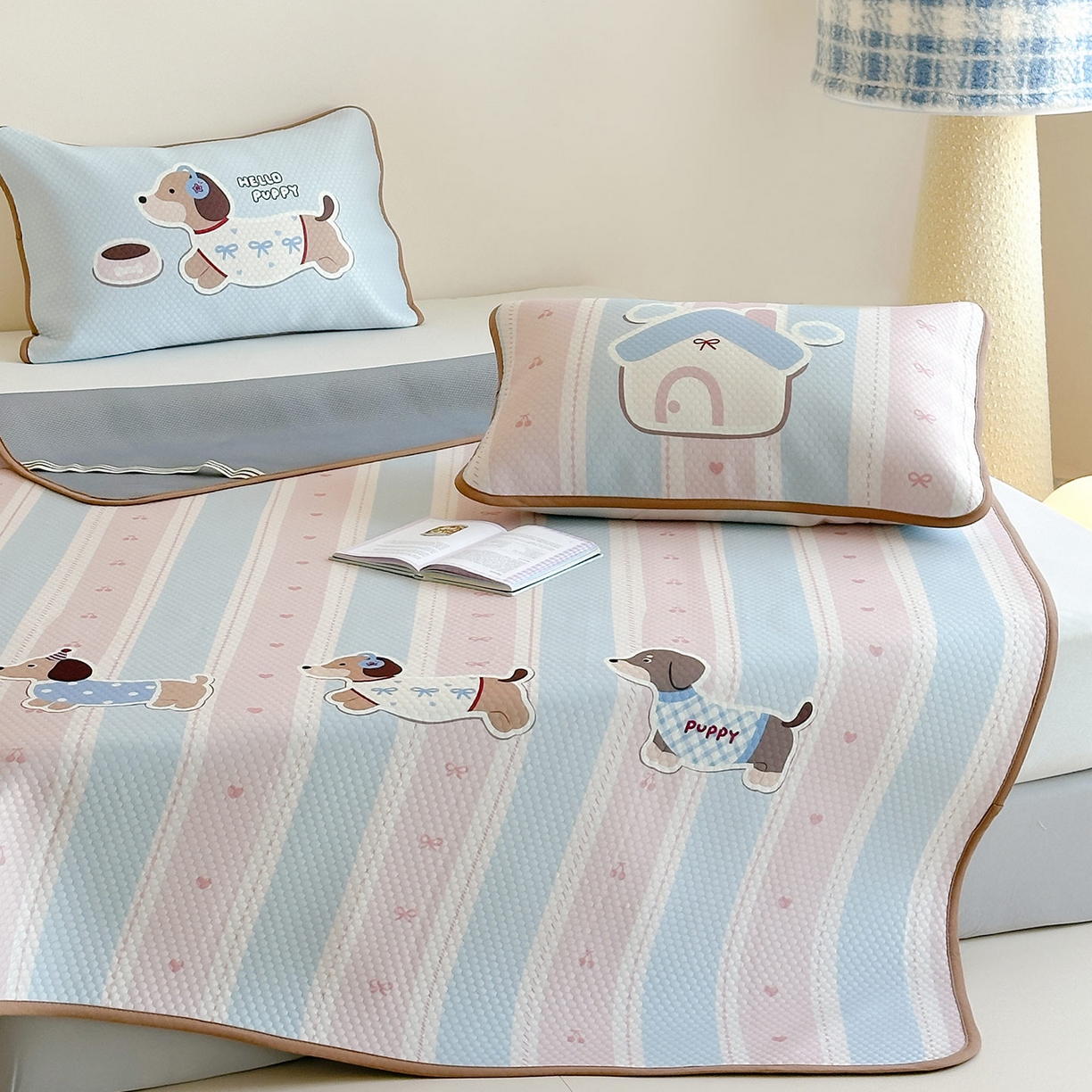 91家纺网 家纺一手货源 找家纺 RYB红黄兰 2025新款ins设计师原创A类数码大版卡通印花冰豆豆席凉席席子 甜心腊肠狗