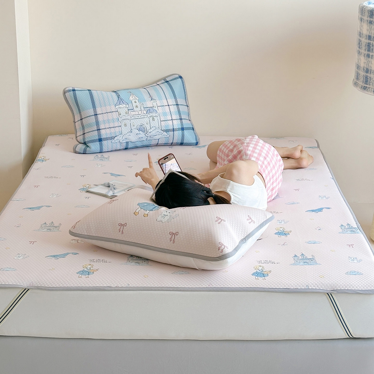 91家纺网 家纺一手货源 找家纺 RYB红黄兰 2025新款ins设计师原创A类数码大版卡通印花冰豆豆席凉席席子 城堡公主