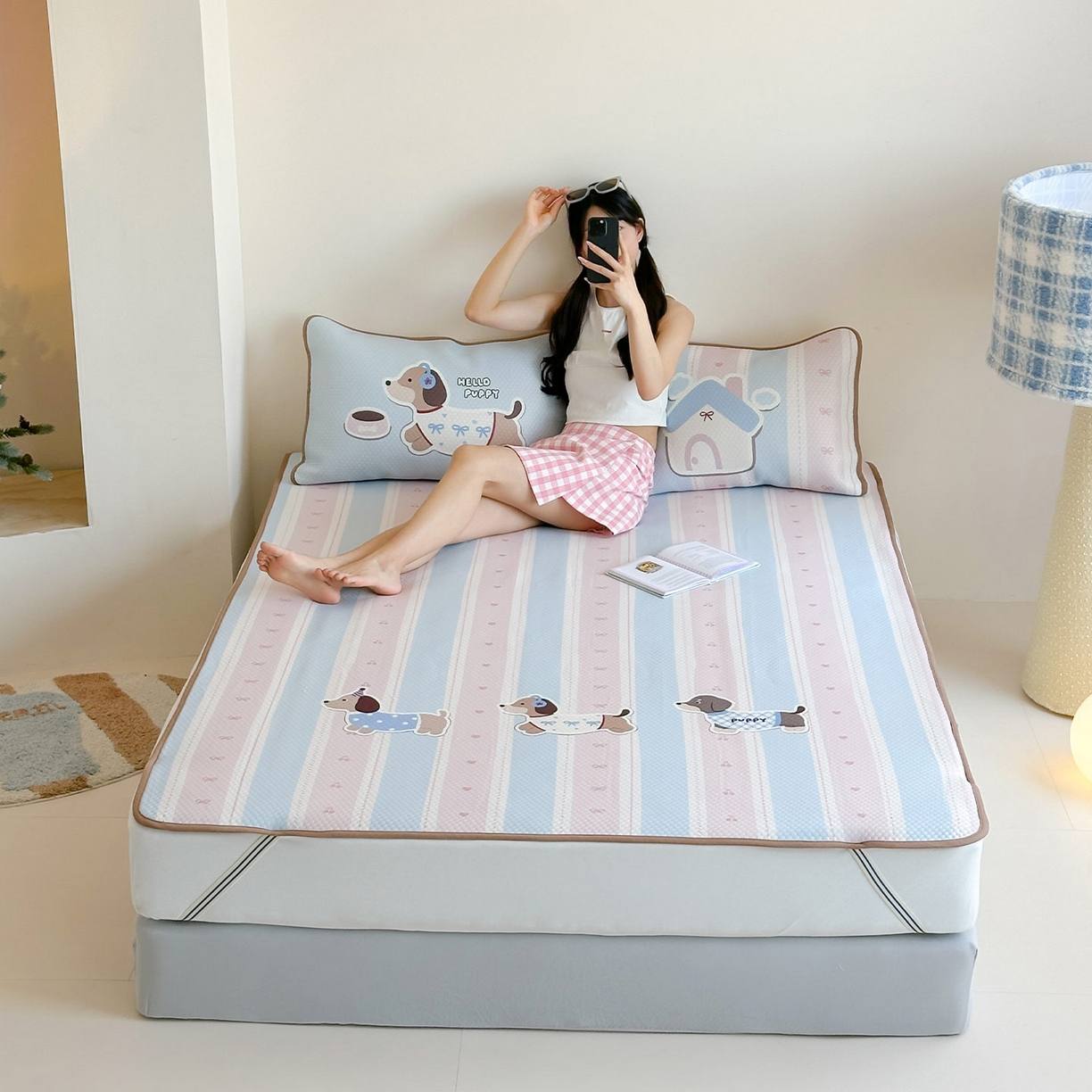 91家纺网 家纺一手货源 找家纺 RYB红黄兰 2025新款ins设计师原创A类数码大版卡通印花冰豆豆席凉席席子 甜心腊肠狗