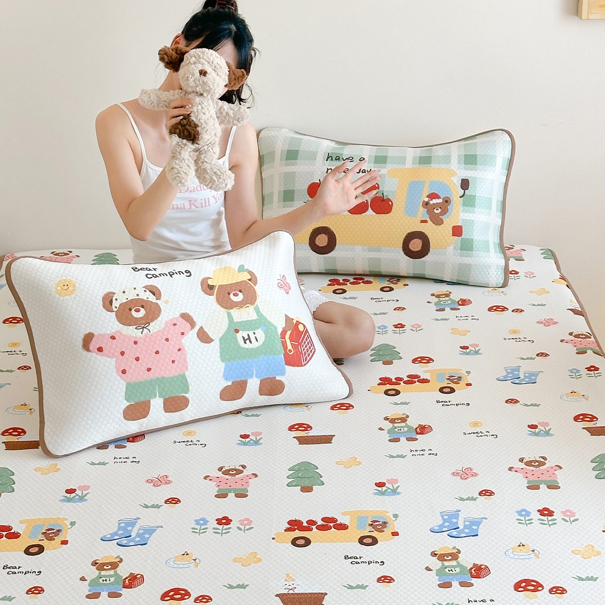 91家纺网 家纺一手货源 找家纺 RYB红黄兰 2025新款ins设计师原创A类数码大版卡通印花冰豆豆席凉席席子 小熊果园